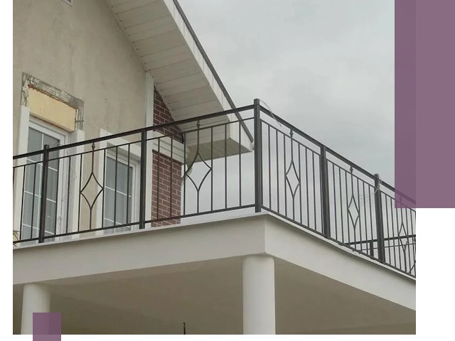 Изготовление балконных ограждений в Угличе из металла и стекла