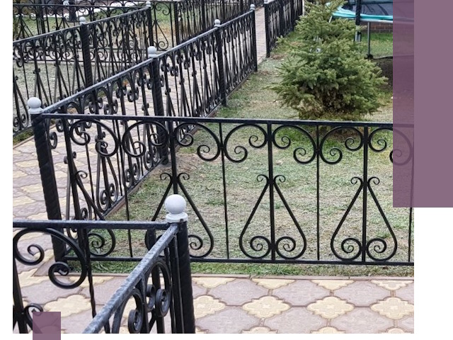 Кованые газонные ограждения под ключ в Угличе
